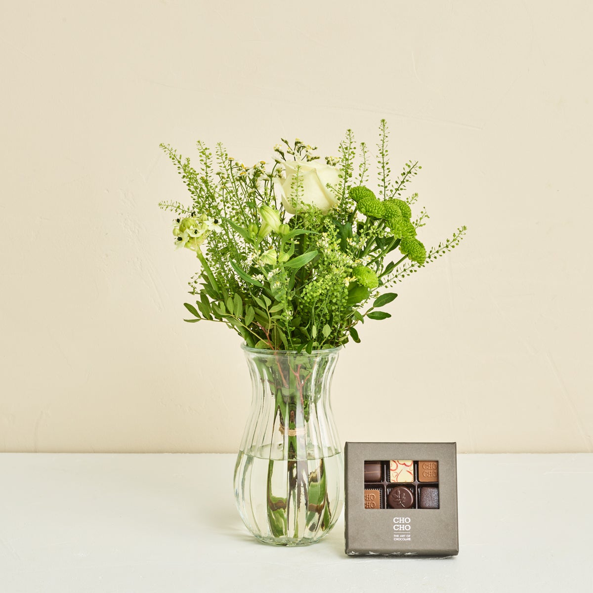 Floristens kreative buket i lyse nuancer med CHO CHO 9 stk.