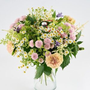 Studenter skønhed med rød hue - Send blomster med Bloomit